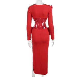 Détail d'une robe rouge dos nu avec un grand nœud et une coupe ajustée élégante et sexy