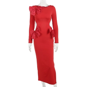Détail d'une robe longue rouge moulante avec découpes latérales et nœuds décoratifs 3D