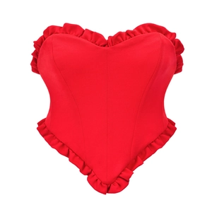 Détail du haut bustier rouge en forme de cœur avec finitions volantées élégantes sur fond blanc