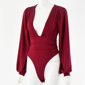 Detail des tiefen V-Ausschnitts und Taillendesigns des dunkelroten Langarm-Bodysuits