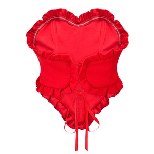 Détail du corset rouge en forme de cœur avec bords à volants et laçage à l'avant