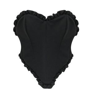 Détail du bustier noir en forme de cœur avec bords à volants et coutures de soutien