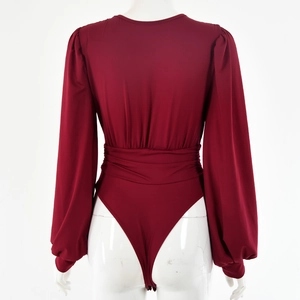 Rückansicht von weinrotem langärmeligem Body mit Lampionärmeln und elastisch plissierter Taille