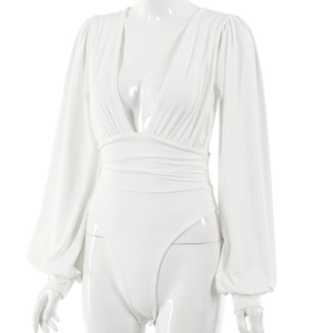 Detail eines weißen Bodys mit tiefem V-Ausschnitt, geraffter Taille und Laternenärmeln