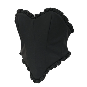 Détail du haut corset noir en forme de cœur avec des bordures à volants élégantes