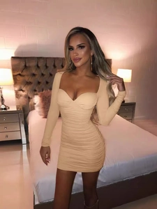 Elegante mini abito beige aderente arricciato con scollo a cuore e maniche lunghe