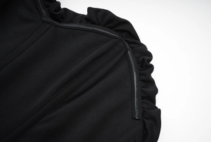 Détail d'un haut bustier noir avec bords à volants et bande intérieure en silicone antidérapante