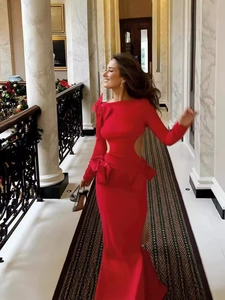 Robe de soirée rouge élégante à manches longues avec découpes et nœud en silhouette sirène