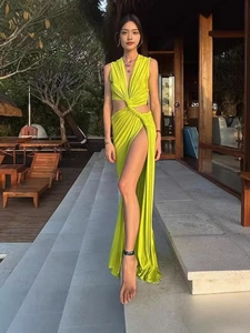 Robe longue vert lime à col en V avec découpes et fente haute pour les vacances