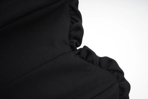 Vue détaillée du bord à volants noirs et texture tricotée de ce haut bustier