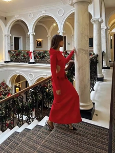 Robe longue rouge élégante à manches longues et découpe pour fête de Noël en intérieur
