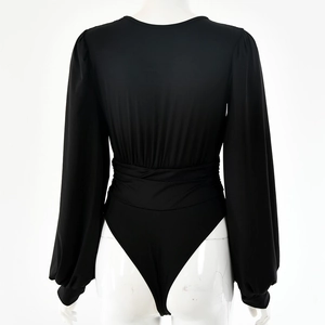 Detailansicht des schwarzen Langarm-Bodysuits mit Puffärmeln und geraffter Taille