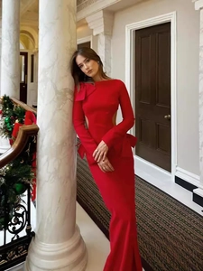 Robe de soirée rouge élégante à manches longues avec découpes et grands nœuds décoratifs