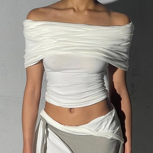 Détail du haut blanc à épaules dénudées avec capuche et tissu plissé multicouche