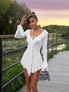 Elegante mini abito bianco con scollo a V, volant e maniche a campana per le vacanze
