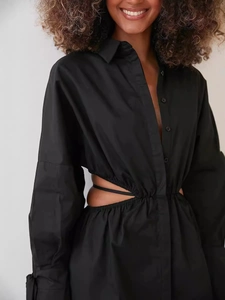 Abito a camicia nero a maniche lunghe con ritagli in vita e maniche a lanterna