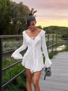 Mini abito bianco elegante a maniche lunghe con profondo scollo a V e volant fluidi