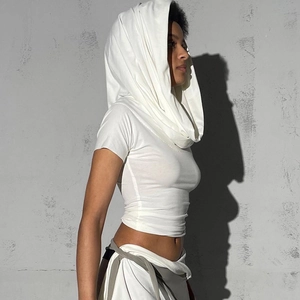 Détail du haut blanc ajusté à manches courtes avec capuche et col superposé style Bardot