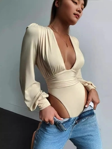Eleganter beigefarbener Satin-Body mit tiefem V-Ausschnitt, langen Ärmeln und Falten