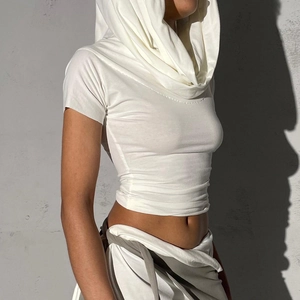 Détail de la texture d'un t-shirt blanc ajusté à capuche avec un col drapé élégant