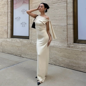 Détail d'une robe maxi moulante crème élégante avec un ruban chic à une épaule seule