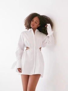 Abito a camicia bianco moderno con ritagli in vita e maniche lunghe a lanterna