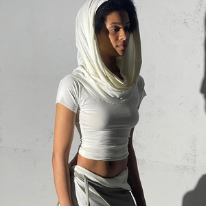 Détail du t-shirt blanc à capuche manches courtes avec col drapé et coupe ajustée