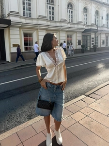 Camicetta da donna in raso bianco crema con scollo a V in pizzo e fiocco decorativo