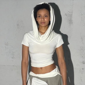 Détail du t-shirt à manches courtes et capuche blanche avec col drapé style écharpe