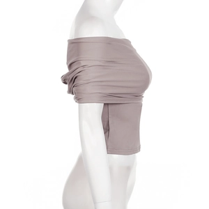 Vue latérale du crop top mauve à épaules dénudées avec détails plissés sur un mannequin