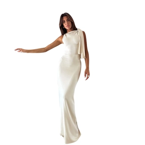 Détail d'une robe longue moulante blanche élégante avec drapé plissé sur l'épaule