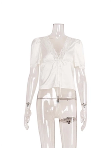 Camicetta vintage in raso bianco con scollo a V in pizzo, maniche a sbuffo e fiocco