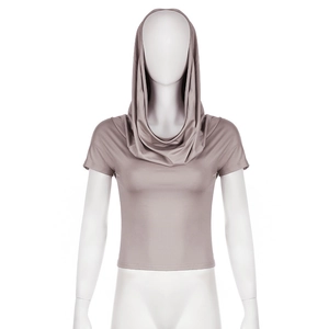 Vue détaillée d'un crop top gris-violet à capuche avec col drapé sur un mannequin blanc