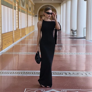 Détail d'une élégante robe longue noire à une épaule, coupe moulante sophistiquée