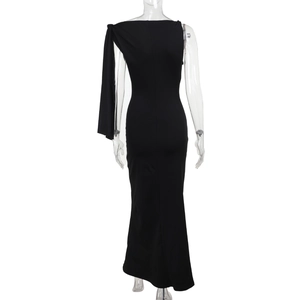 Détail de la robe de soirée noire asymétrique avec ruban de cape et maille extensible