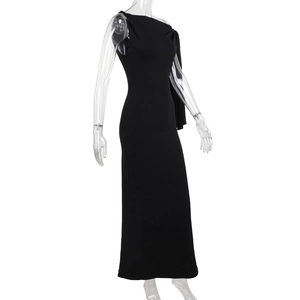 Détail de la robe mi-longue noire sans manches avec ruban drapé sur l'épaule