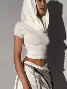 T-shirt blanc à manches courtes avec capuche, col superposé et design épaules dénudées