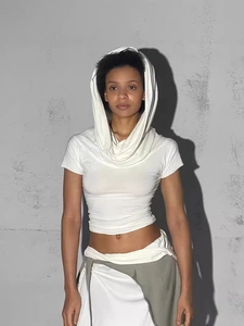 Haut blanc à manches courtes avec capuche coupe ajustée au style industriel et minimaliste