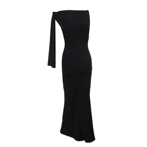 Détail de l'élégante encolure asymétrique à épaules dénudées sur une robe de soirée noire