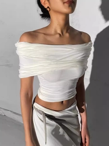 Haut court blanc à épaules dénudées avec fronces, tissu texturé et coupe ajustée