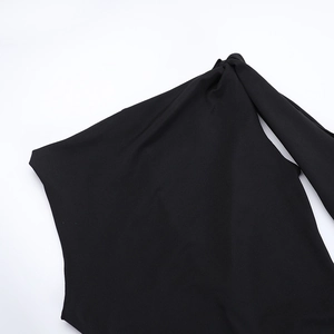 Détail du design de l'épaule nouée sur une robe moulante noire élégante