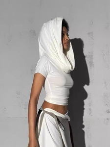 T-shirt blanc ajusté à capuche pour femmes au style urbain moderne et minimaliste