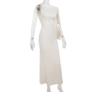 Détail d'une robe moulante blanc cassé avec décolleté asymétrique et drapé à franges