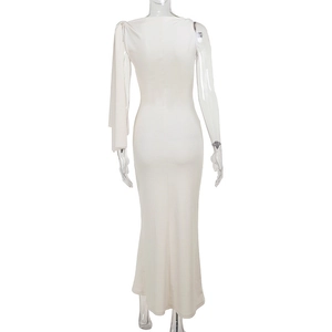 Détail de la robe longue moulante blanche élégante avec un design de manche asymétrique