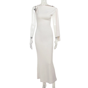 Détail d'une robe moulante blanc cassé avec décolleté asymétrique drapé et coupe sans manches