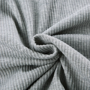 Detaillierte Makroaufnahme von grauem Rippstrickstoff mit weicher Textur und Rippmuster