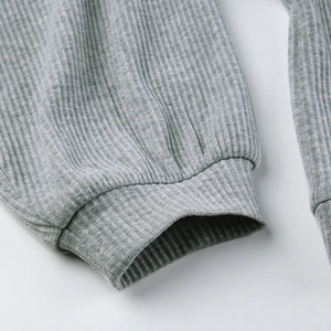 Nahaufnahme der grau melierten Rippstrickbündchen mit hochwertiger Stofftextur