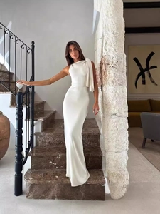 Robe longue blanche élégante et moulante sans manches avec drapé asymétrique et ourlet sirène