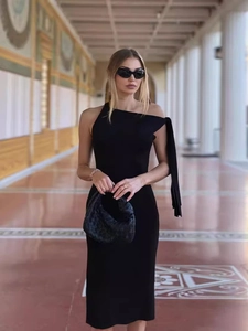 Robe mi-longue moulante noire à une épaule, style élégant et moderne pour l'automne