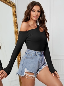 Detailansicht des asymmetrischen Off-Shoulder-Designs und der Rippstrick-Textur des Oberteils